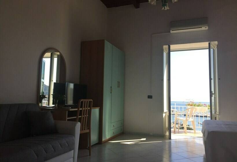 חדר סופריור לשלושה, Pithaecusa