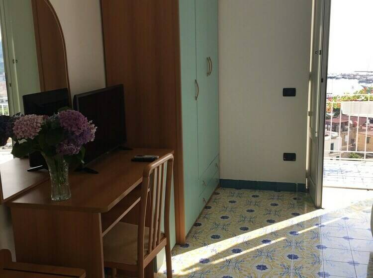 חדר סופריור לשלושה, Pithaecusa