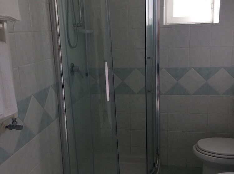 חדר סופריור לשלושה, Pithaecusa