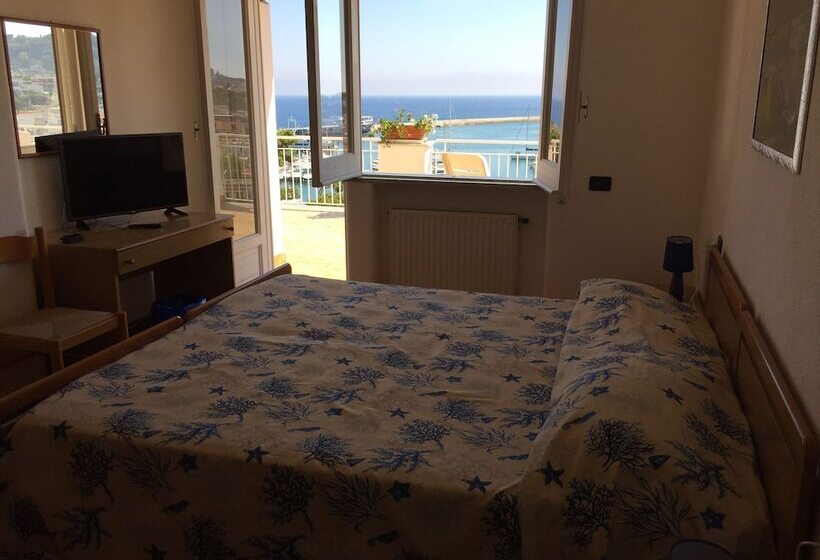 חדר קלאסי לשלושה, Pithaecusa