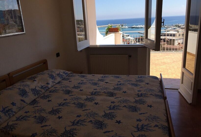 חדר קלאסי לשלושה, Pithaecusa