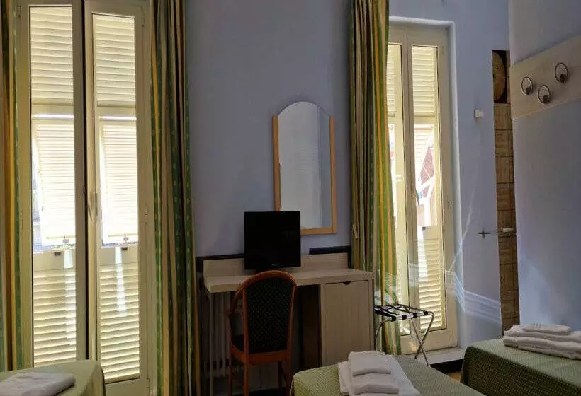 Economy Quadruple Room, Sud Est