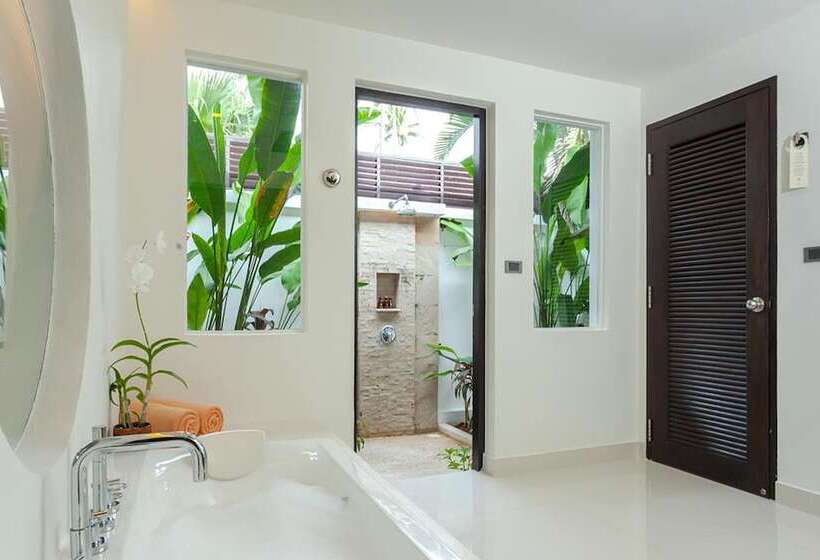 جناح مزود بحمام سباحة, The Racha