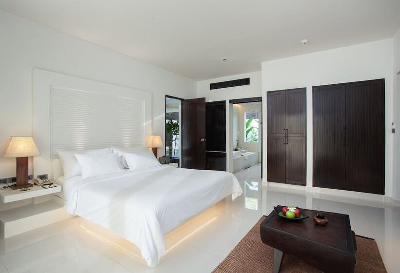 جناح مزود بحمام سباحة, The Racha