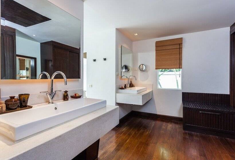 جناح مطلّ علي البحر, The Racha