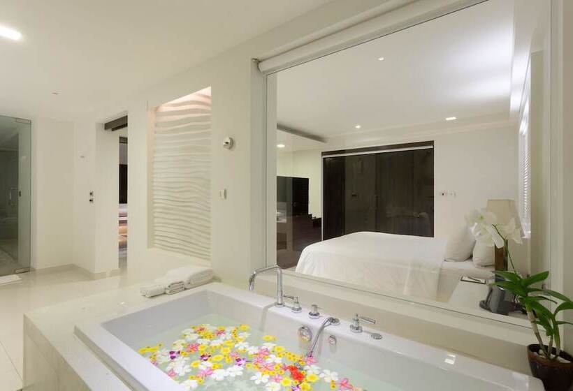 جناح مزود بحمام سباحة, The Racha