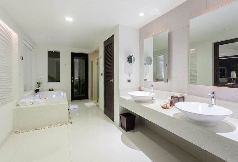 جناح مزود بحمام سباحة, The Racha