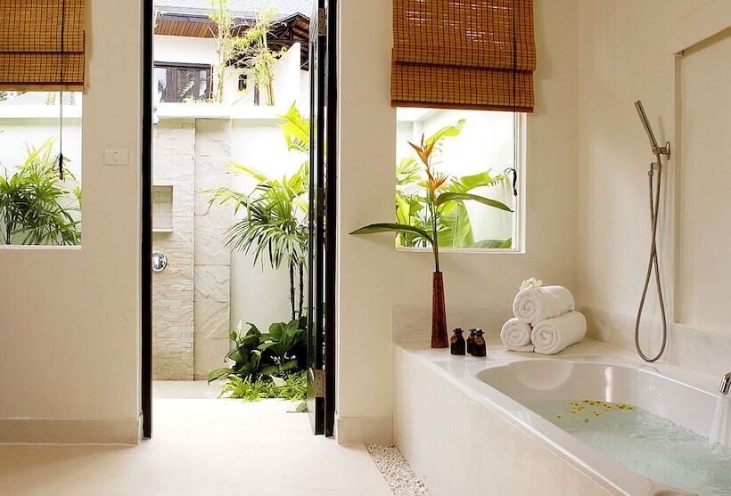 غرفة ديلوكس مطلة على حمام السباحة, The Racha