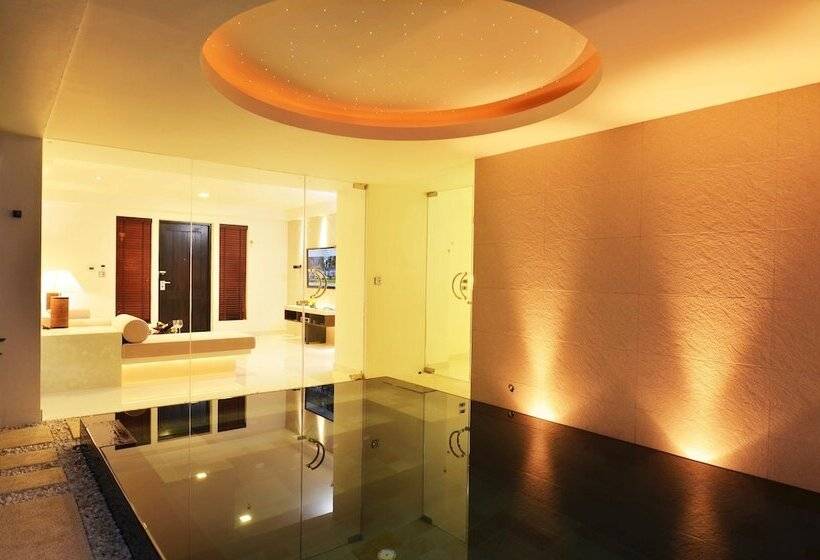 جناح مزود بحمام سباحة, The Racha