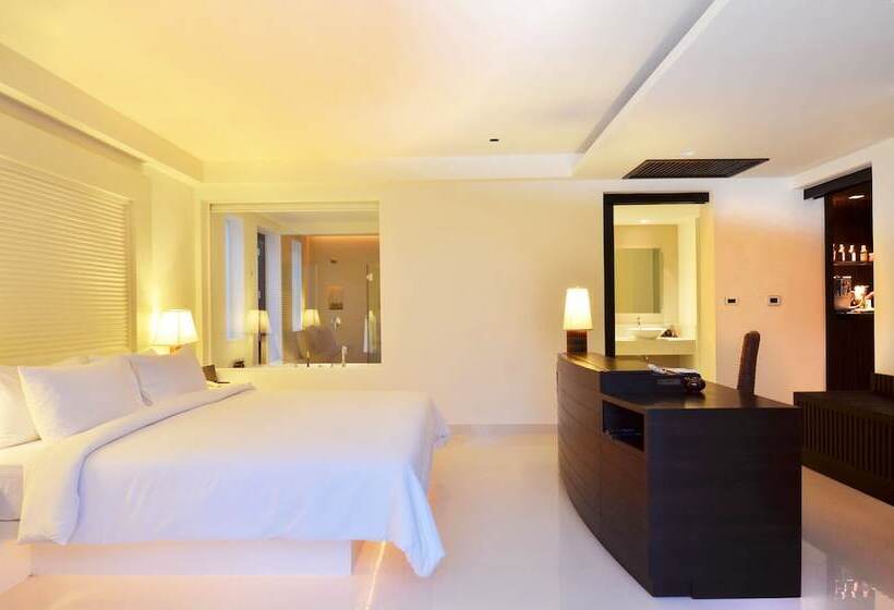 جناح مزود بحمام سباحة, The Racha