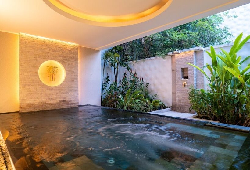 جناح مزود بحمام سباحة, The Racha