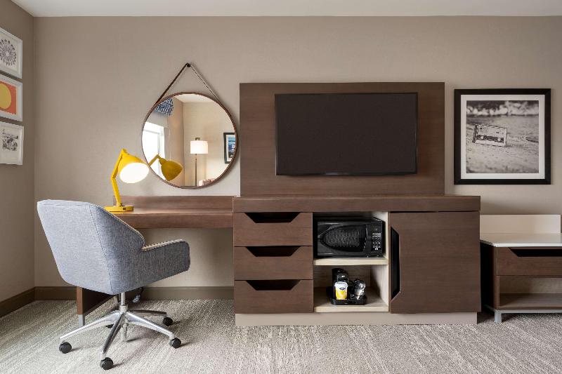 جناح مزود بحمام سباحة, The Racha