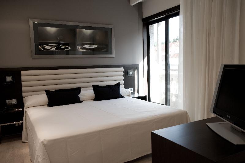 غرفة ديلوكس مطلة على حمام السباحة, The Racha