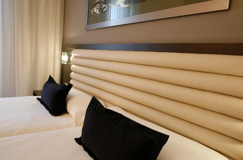 غرفة ديلوكس مطلة على حمام السباحة, The Racha