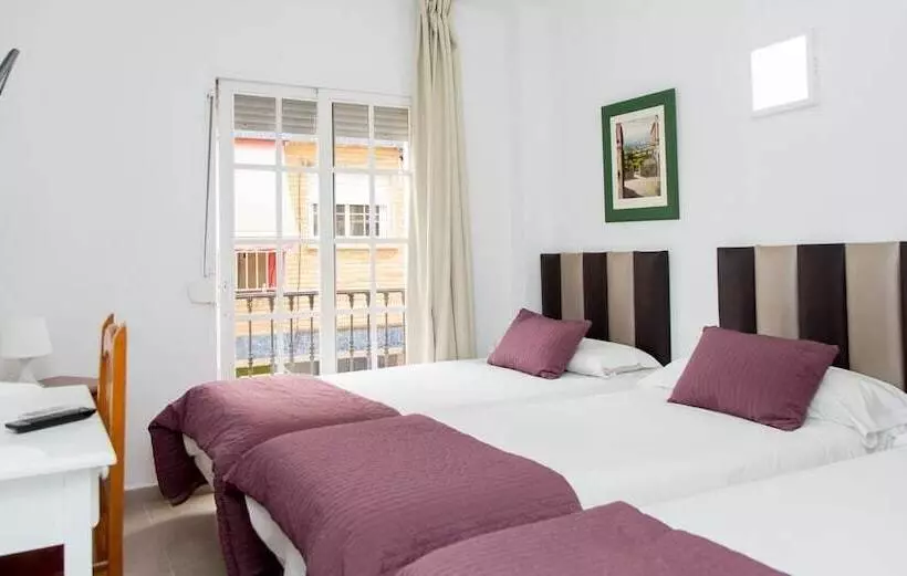 اتاق استاندارد سه نفره, Marbella