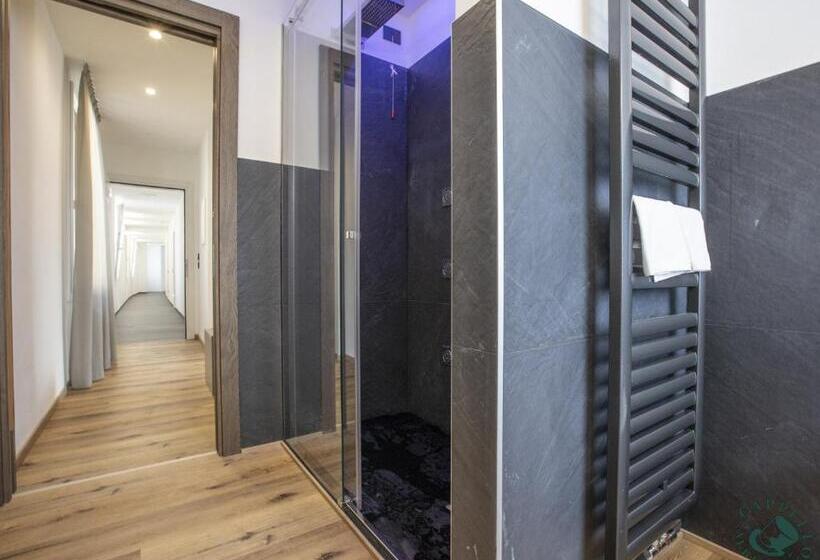 سوییت لوکس, Albergo Cappello E Cadore