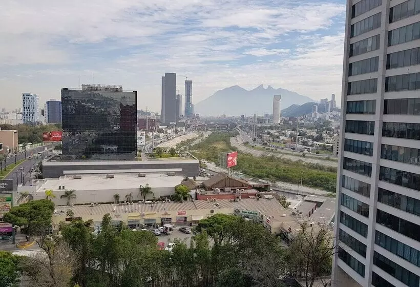 سوییت, Courtyard Monterrey San Jeronimo