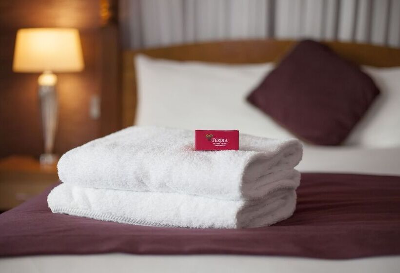 Camera Standard, Louis Fitzgerald