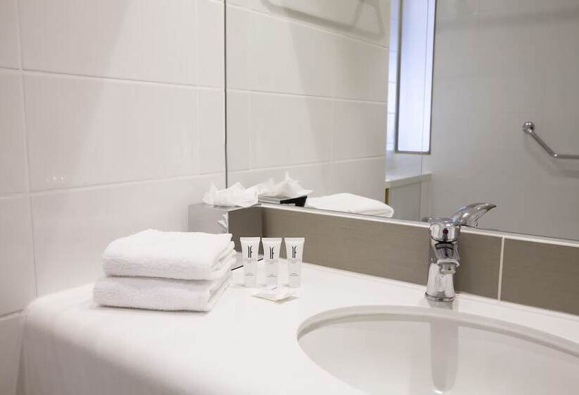 Camera Standard, Louis Fitzgerald