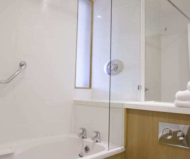 Camera Tripla Standard, Louis Fitzgerald