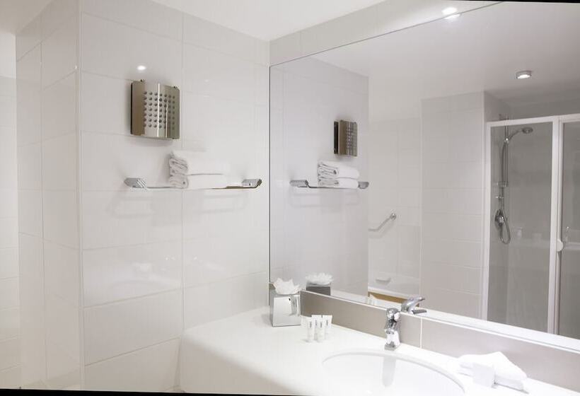 Camera Tripla Standard, Louis Fitzgerald