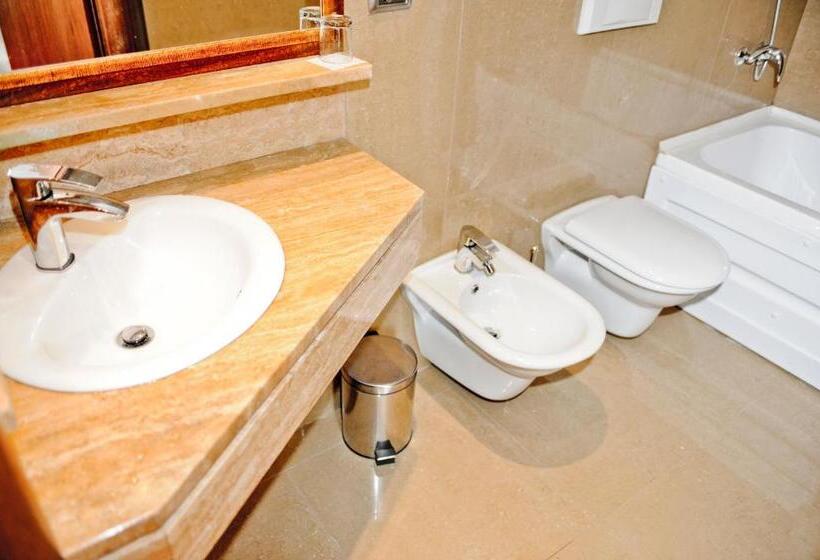 חדר סטנדרט לשלושה, Doro City