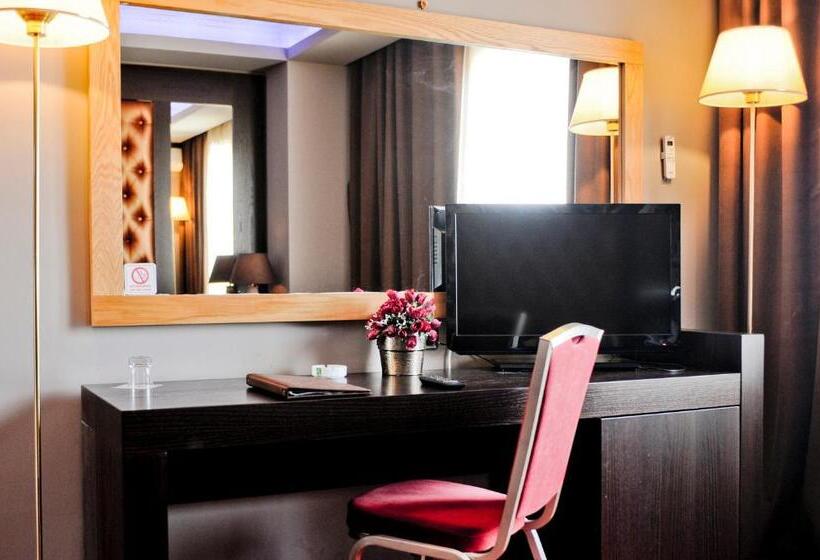 חדר סטנדרט לשלושה, Doro City