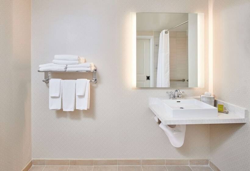 חדר דלוקס מותאם לאנשים עם מוגבלויות, Doubletree By Hilton Irvine   Spectrum
