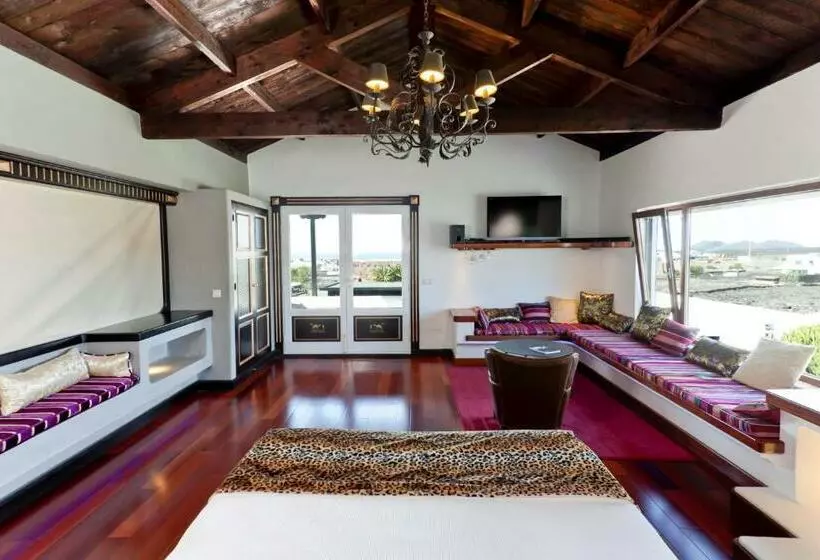 سوییت لوکس, Casa De Hilario