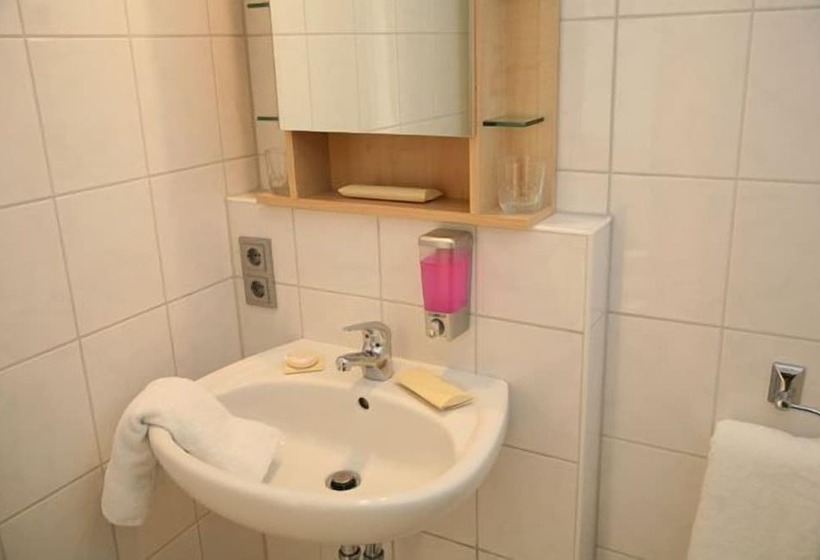 غرفة قياسية, Am Kurfuerstenplatz   Messe