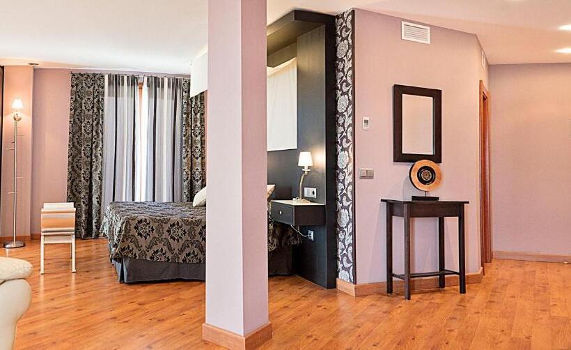 带按摩浴盆的套房, Campos De Baeza