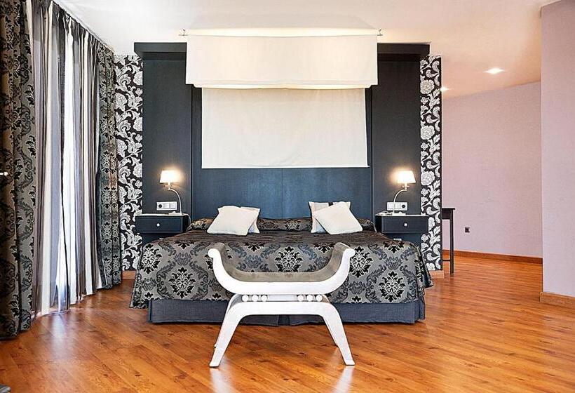 带按摩浴盆的套房, Campos De Baeza