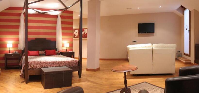 带按摩浴盆的套房, Campos De Baeza