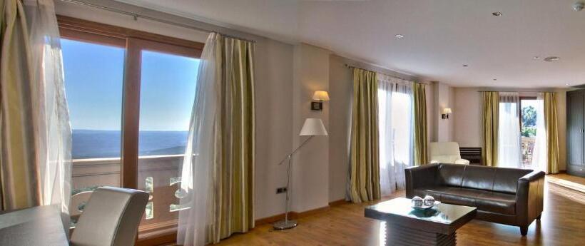 带按摩浴盆的套房, Campos De Baeza