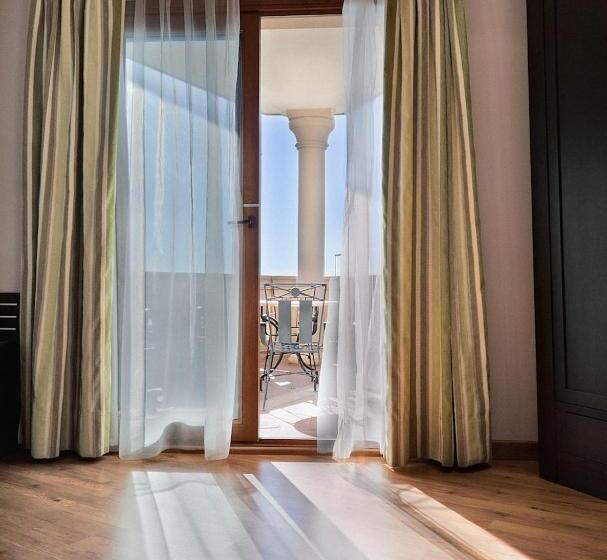 带按摩浴盆的套房, Campos De Baeza