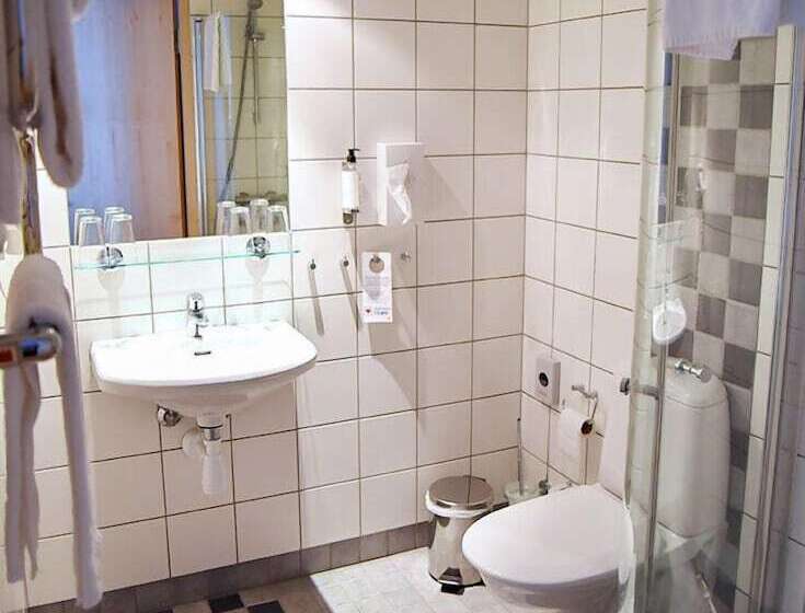 غرفة عائلية, L årjäng