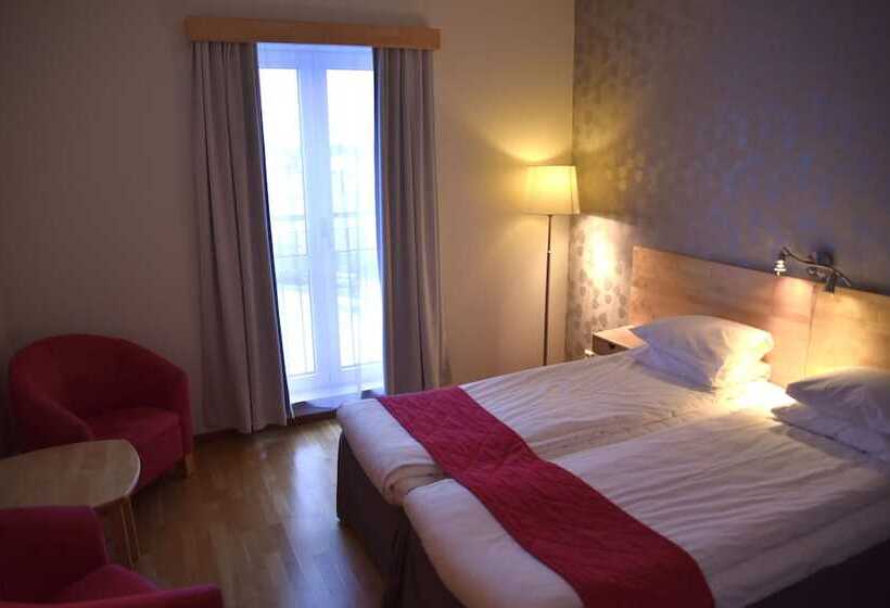 غرفة عائلية, L årjäng