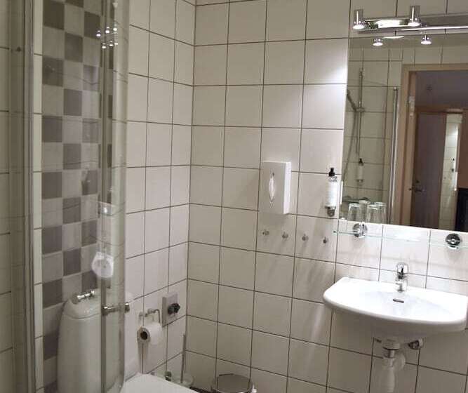 غرفة قياسية فردية, L årjäng