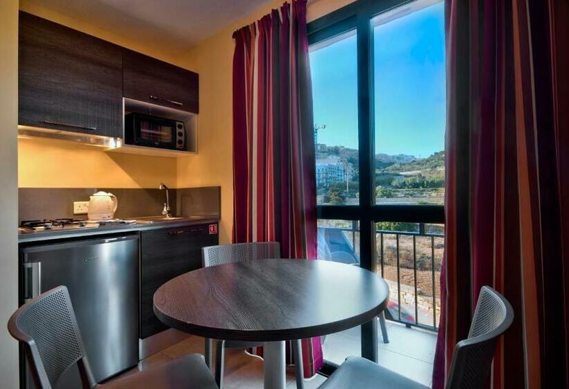 استودیوی استاندارد, Luna Holiday Complex