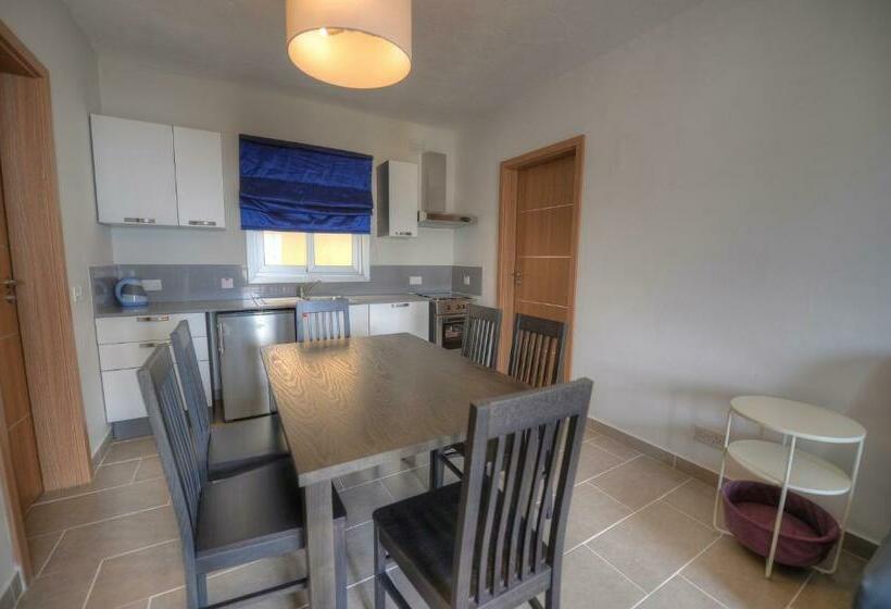 آپارتمان خانوادگی, Luna Holiday Complex