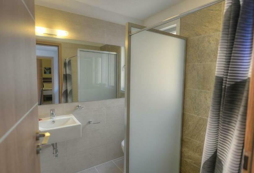 آپارتمان خانوادگی, Luna Holiday Complex