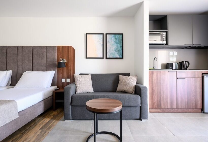 استودیوی سوپریور, Luna Holiday Complex