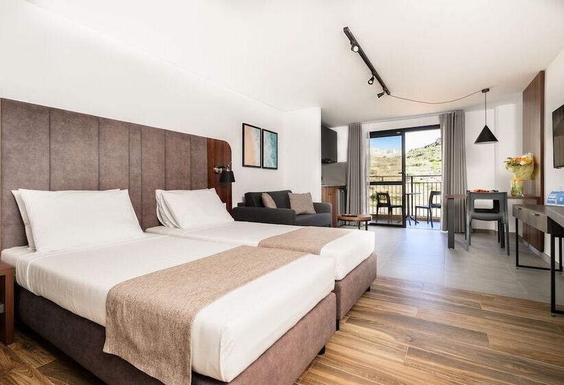 استودیوی سوپریور, Luna Holiday Complex