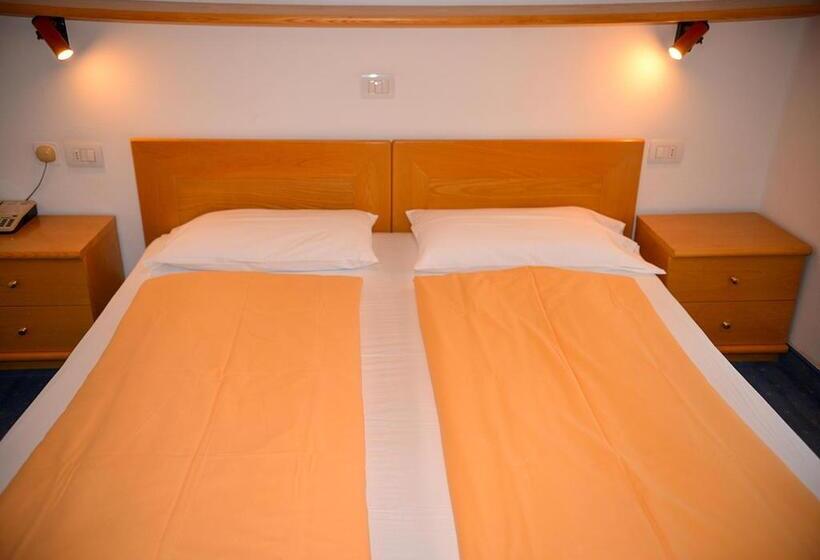 غرفة قياسية مزوَّدة بشُرفة, Regina Delle Dolomiti