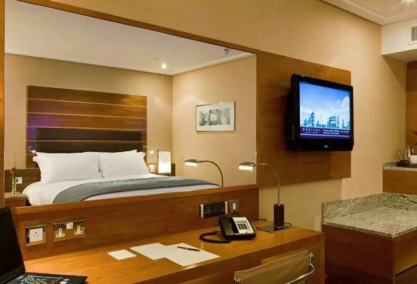 Club Room King Bed, Sofitel London Heathrow