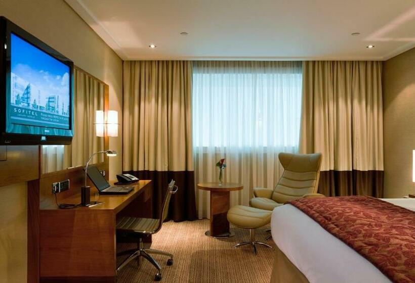 带大床的俱乐部房间, Sofitel London Heathrow