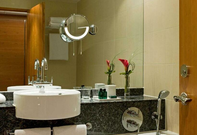 带大床的高级房间, Sofitel London Heathrow