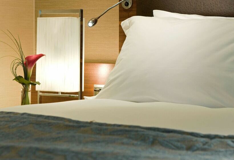 带双人床的经典房间, Sofitel London Heathrow