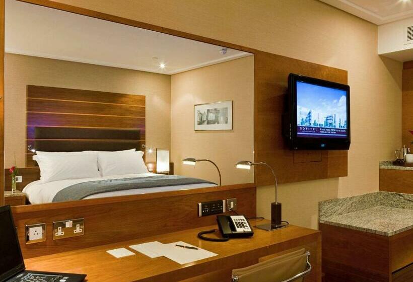 带大床的豪华间, Sofitel London Heathrow