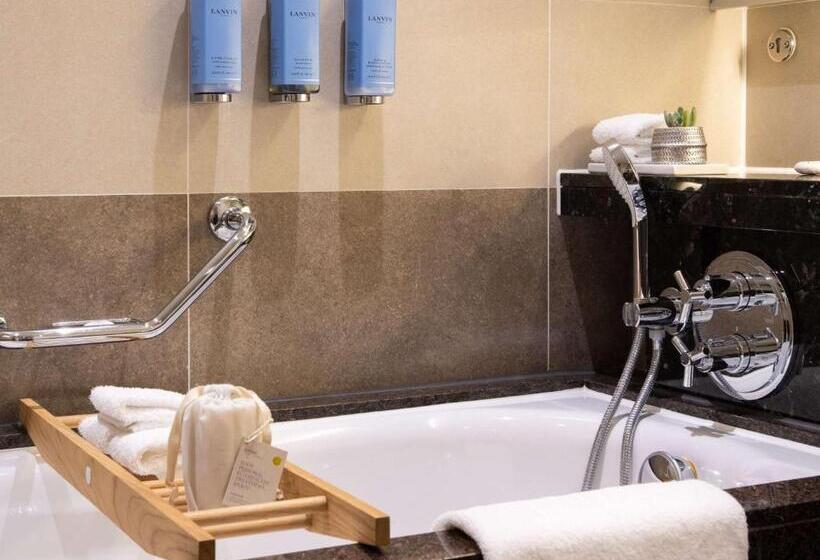 带大床的高级房间, Sofitel London Heathrow